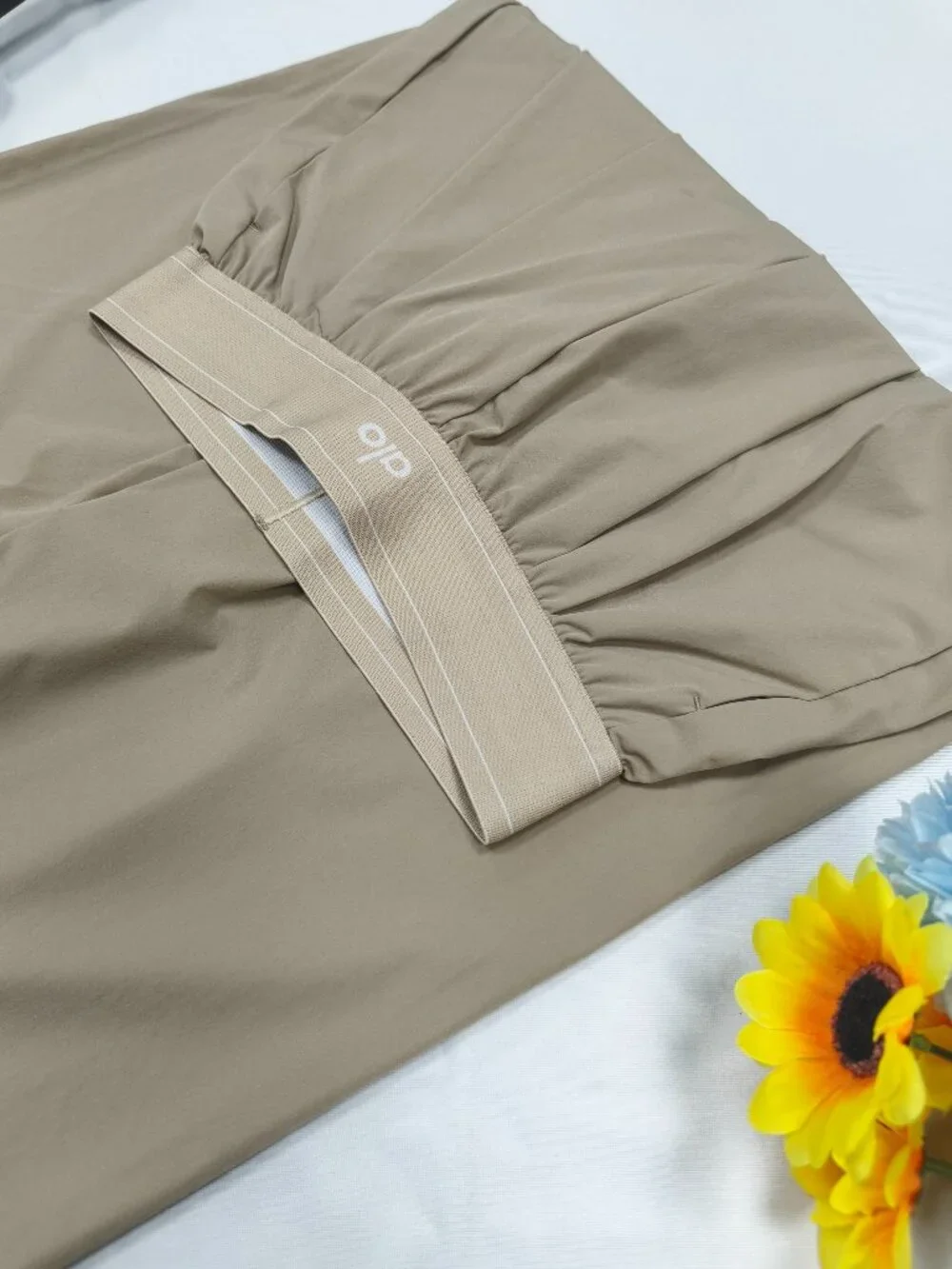ALO Yoga Wide-Leg Trousers in Taupe